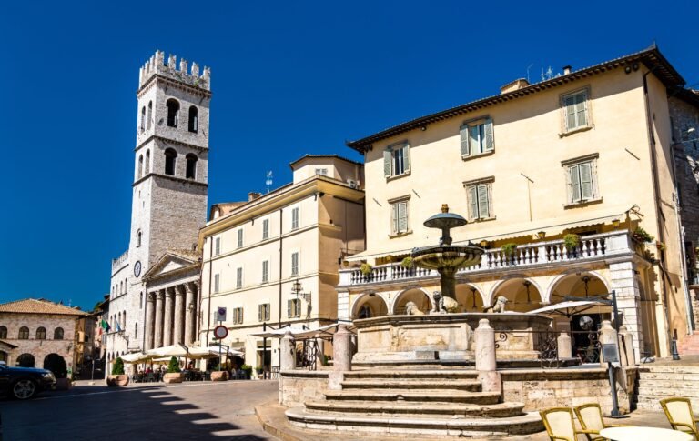 Piazza del Comune ad Assisi con il Tempio di Minerva e la Torre del Popolo