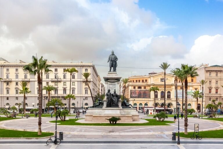 Piazza Cavour nel quartiere Prati a Roma, con il monumento a Camillo Cavour e il Teatro Adriano sullo sfondo