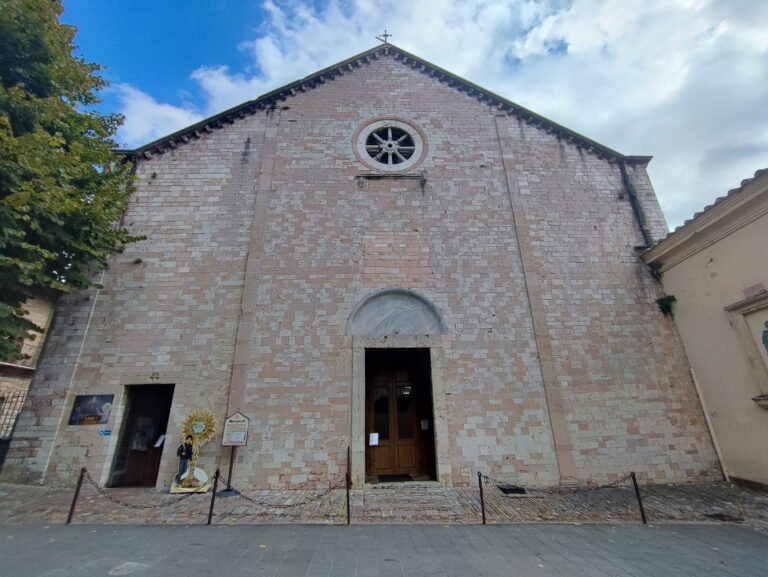 Facciata del Santuario della Spogliazione ad Assisi, dove riposa San Carlo Acutis