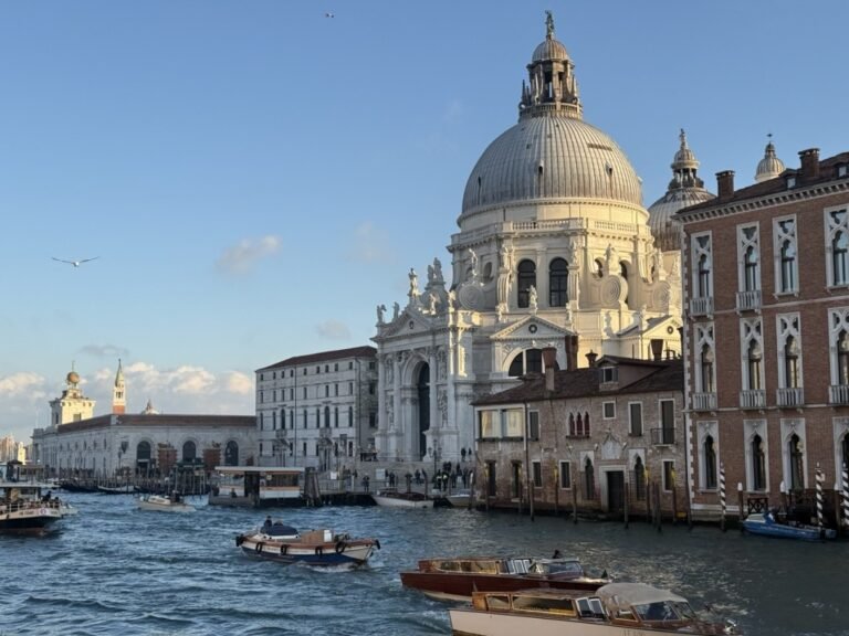 La Basilica della Salute vista dal Canal Grande con le barche nella luce del pomeriggio